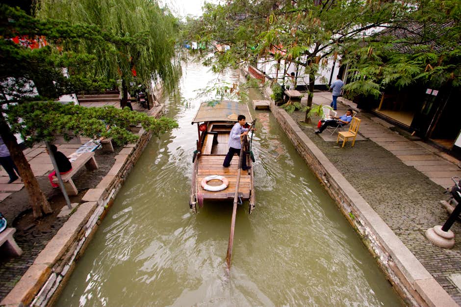 Peddler coasting in Zhujiajiao